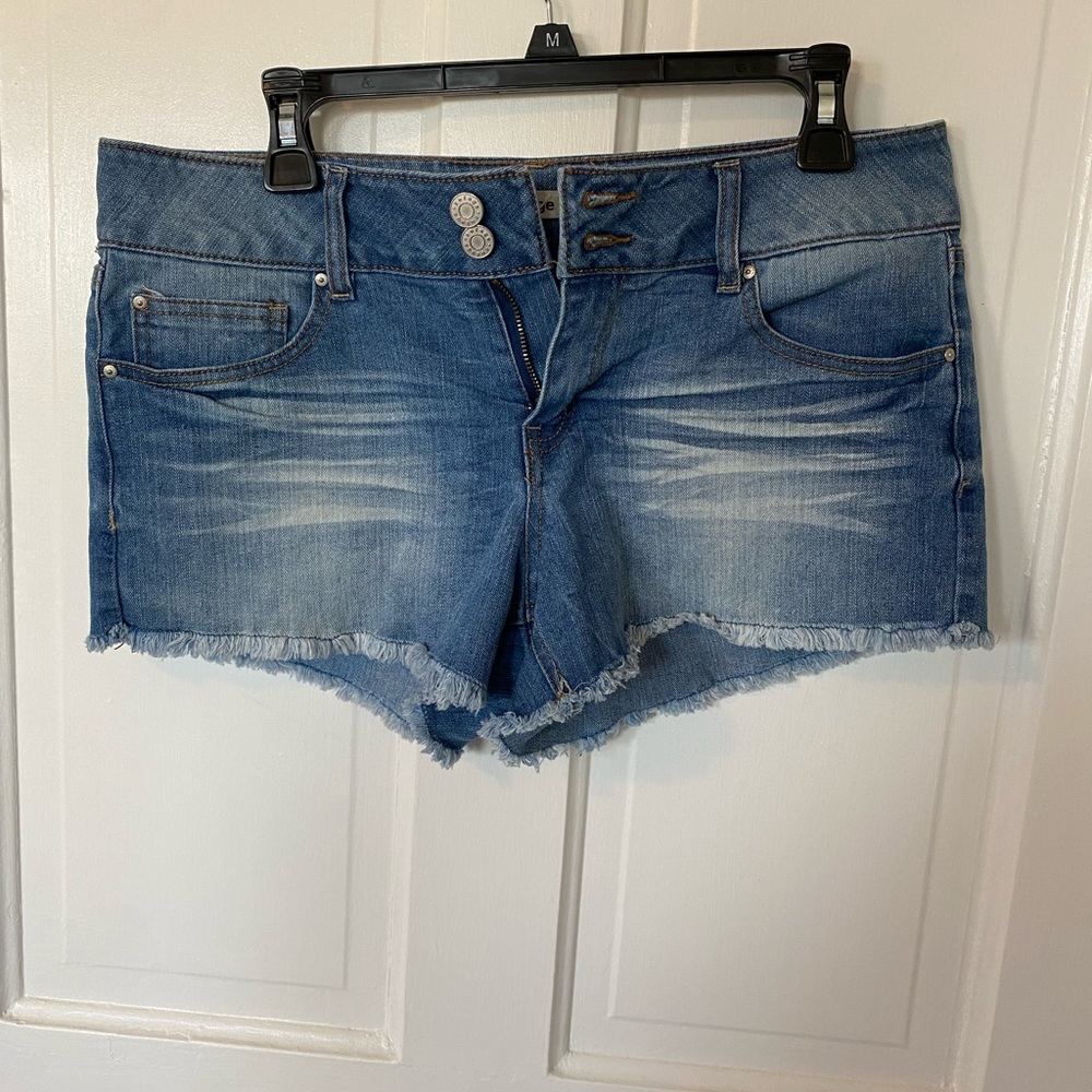 Refuge Size 8 light/medium wash Jean shorts